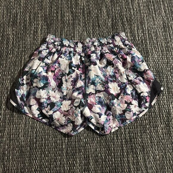 Lululemon Hotty Hot Short II *2.5" - Picture 2 of 7